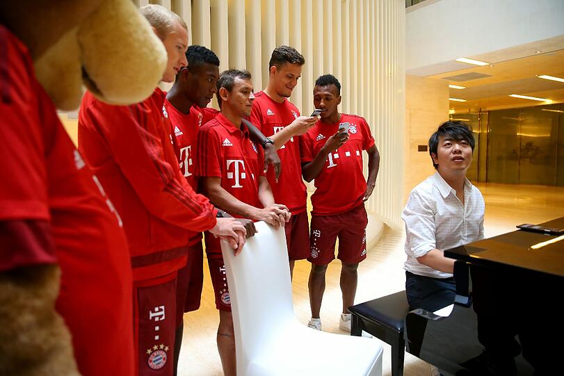 Der Pianist Lang Lang spielt für Sebastian Rode, David Alaba, Rafinha, Ivan Lucic und Julian Green (v.l.n.r.).