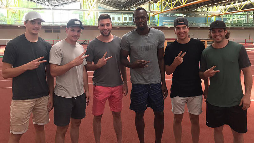 Der schnellste Mann der Welt und sein Eishackler-Fanklub (von links): Stefan Loibl, Jakob Mayenschein, Andreas Eder, Usain Bolt, Tobi Eder, Thomas Brandl.