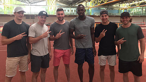 Der schnellste Mann der Welt und sein Eishackler-Fanklub (von links): Stefan Loibl, Jakob Mayenschein, Andreas Eder, Usain Bolt, Tobi Eder, Thomas Brandl.