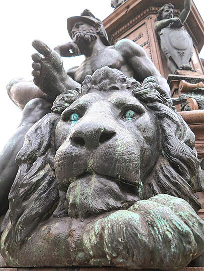 Der Löwe am Maxmonument.