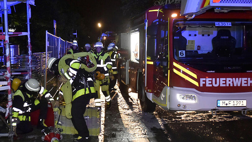 Zu einem Einsatz in der Mitterfeldstraße musste die Feuerwehr in der Nacht zum Freitag ausrücken. Zu einem Einsatz in der Mitterfeldstraße musste die Feuerwehr in der Nacht zum Freitag ausrücken.