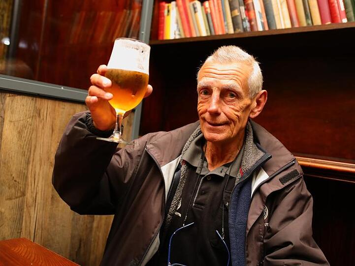 Bei der Wiedereröffnung des Pubs "The Toll Gate" nimmt Michael Robinson das erste Bier zu sich.