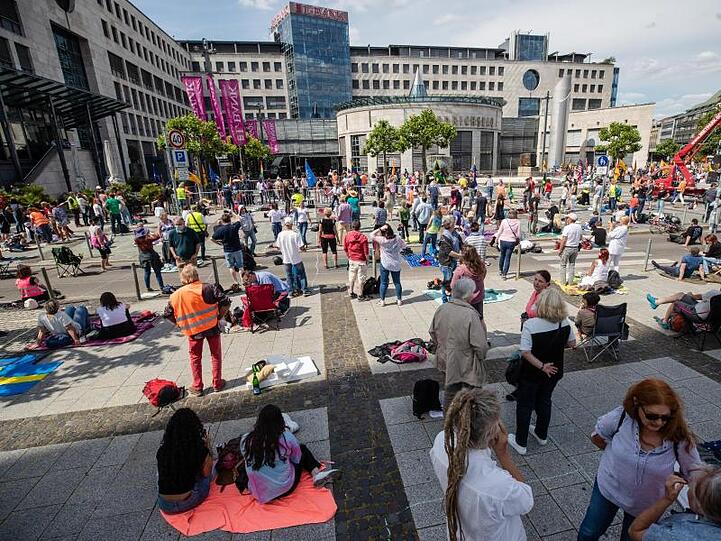 Einige hundert Menschen nehmen an der Demonstration der Initiative "Querdenken 711" in Suttgart teil.