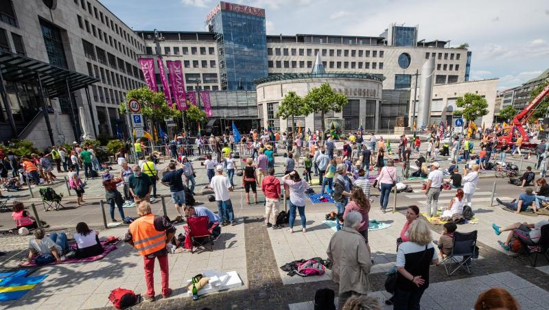 Einige hundert Menschen nehmen an der Demonstration der Initiative "Querdenken 711" in Suttgart teil. Einige hundert Menschen nehmen an der Demonstration der Initiative "Querdenken 711" in Suttgart teil.