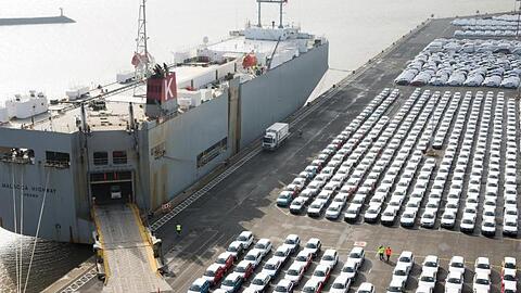 Fahrzeuge des Volkswagen Konzerns stehen im Hafen von Emden zur Verschiffung bereit. Foto: Jörg Sarbach/dpa/Archivbild