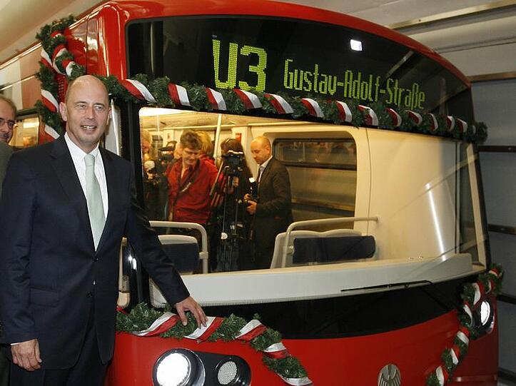 Bundesverkehrsminister Wolfgang Tiefensee hat die erste fahrerlose U-Bahn in Betrieb genommen.
