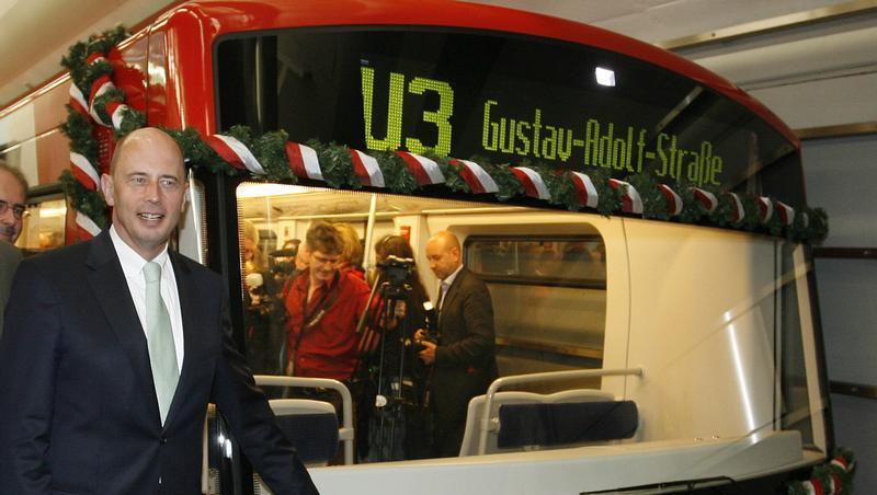 Bundesverkehrsminister Wolfgang Tiefensee hat die erste fahrerlose U-Bahn in Betrieb genommen. Bundesverkehrsminister Wolfgang Tiefensee hat die erste fahrerlose U-Bahn in Betrieb genommen.