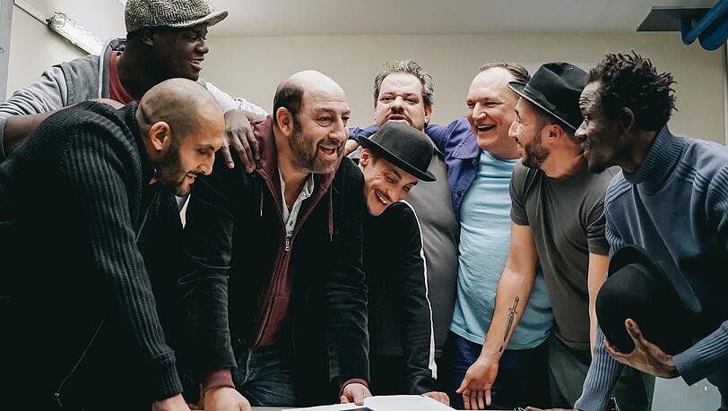 Étienne (Kad Merad, Mitte) begeistert die Gefängnistruppe für "Warten auf Godot".