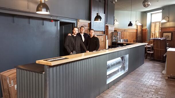 Absoluter Hingucker: An der neuen acht Meter langen Bar stehen die Ois-Easy-Macher Klaus Gunschmann und sein Sohn Paul (r.) mit BetriebsleiterJonathan Kröhne (l.). Nächste Woche findet am Donnerstag die offizielle Eröffnung statt.