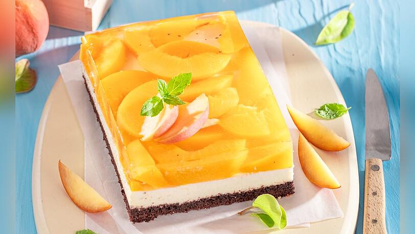 Mit etwas Geduld in der Küche wird aus den ersten Pfirsichen der Saison dieser fruchtige Kuchen.