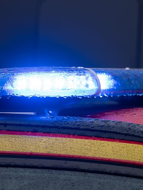 Die Feuerwehr ist in Hadern innerhalb einer Woche zu vier brennenden Altpapiertonne  gerufen worden. Die Kripo ermittelt. (Symbolbild)