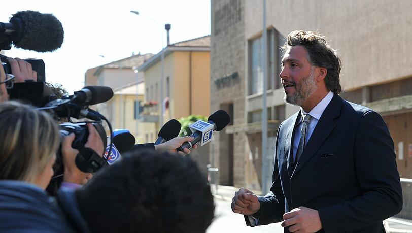 Der Anwalt von Francesco Schettino, Francesco Pepe spricht vor den ersten Voranhörungen im toskanischen Grosseto zur italienische Presse. Der Anwalt von Francesco Schettino, Francesco Pepe spricht vor den ersten Voranhörungen im toskanischen Grosseto zur italienische Presse.