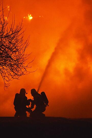 Kurz vor 23 Uhr gingen mehrere Notrufe ein. Als die freiwillige Feuerwehr eintraf, stand die komplette Scheune bereits in Flammen.