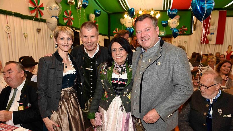 BMW Armbrustschießen: Peter Mey (Leiter BMW Niederlassung München) und Frau Candy, Regine Sixt, Josef Schmid (Bürgermeister der Stadt München) BMW Armbrustschießen: Peter Mey (Leiter BMW Niederlassung München) und Frau Candy, Regine Sixt, Josef Schmid (Bürgermeister der Stadt München)