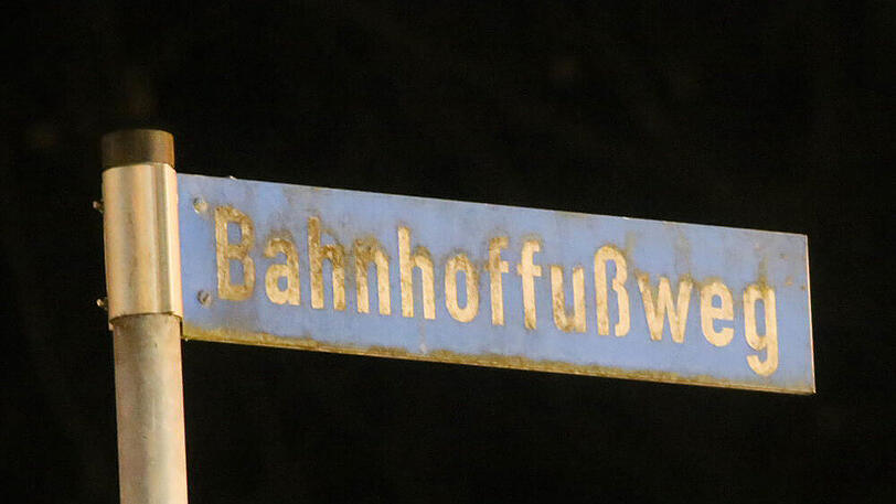 Beamte suchen nach den flüchtigen Tätern - Sanitäter versorgen die Verletzten. In Mühldorf am Inn haben sich am Freitag dramatische Szenen abgespielt.