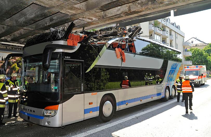 Ein Reisebus kracht in der Dachauer Straße gegen eine Unterführung: Die Bilder der Feuerwehr