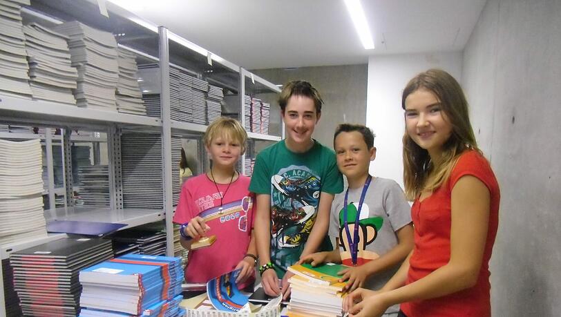 Von rechts nach links: Theresa Leidinger, Niclas Rupertseder, Benedict Dreythaller und Jan Wiese markieren die neuen Schulbücher. Von rechts nach links: Theresa Leidinger, Niclas Rupertseder, Benedict Dreythaller und Jan Wiese markieren die neuen Schulbücher.
