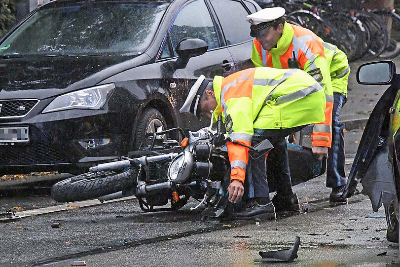 Bei dem Unfall in der Balanstraße war ein Motorrad mit einem Pkw kollidiert, der vermutlich ausfahren oder wenden wollte.