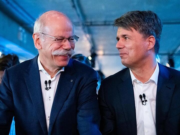 Von Konkurrenten zu Kollegen: Harald Krüger (r), Vorsitzender des Vorstands der BMW AG, und Dieter Zetsche, Vorsitzender des Vorstands der Daimler AG und Leiter Mercedes-Benz Cars.