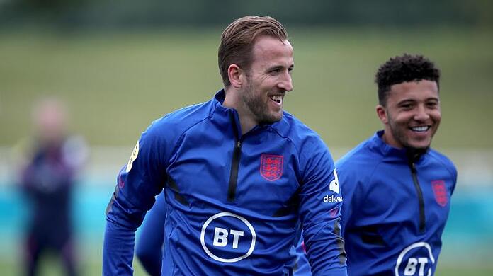 Harry Kane (l) und Jadon Sancho trainieren mit bester Laune.