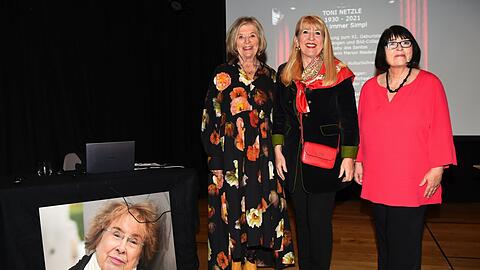 Hommage für Toni Netzle: Jutta Speidel, Birgit Netzle, Gaby dos Santos (v. l.).