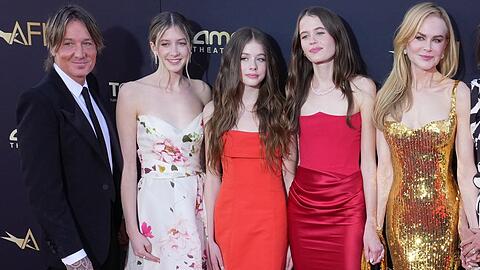 Stolze Eltern: Keith Urban und Nicole Kidman posierten im Dolby Theatre mit ihren Töchtern Sunday Urban (2.v.l.) und Faith Urban (Mitte) sowie Kidmans Nichte Sybella Hawley.