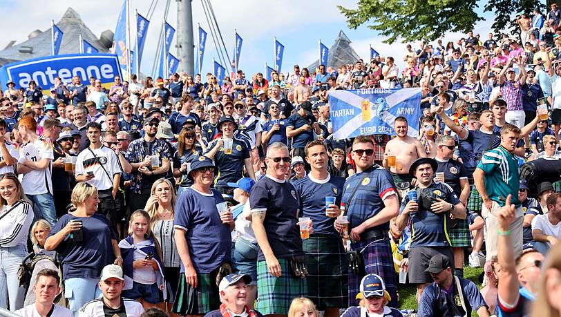Beste Stimmung bei der Eröffnung der Fan Zone im Olympiapark. Beste Stimmung bei der Eröffnung der Fan Zone im Olympiapark.