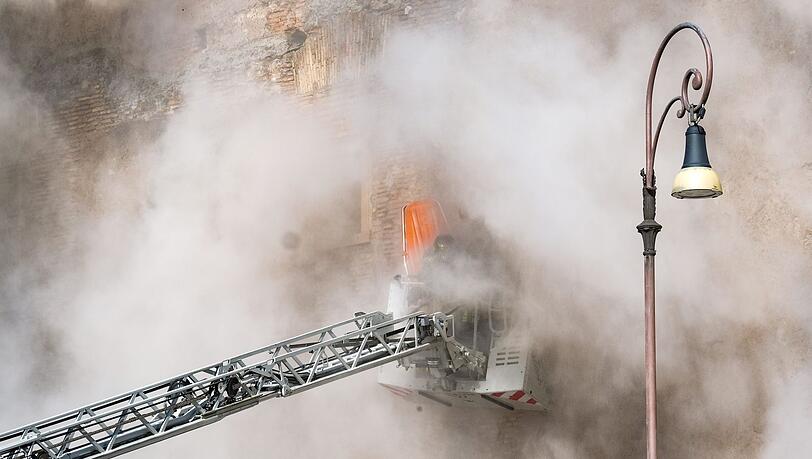 In Rom sind Teile eines mittelalterlichen Turms eingestürzt. In Rom sind Teile eines mittelalterlichen Turms eingestürzt.