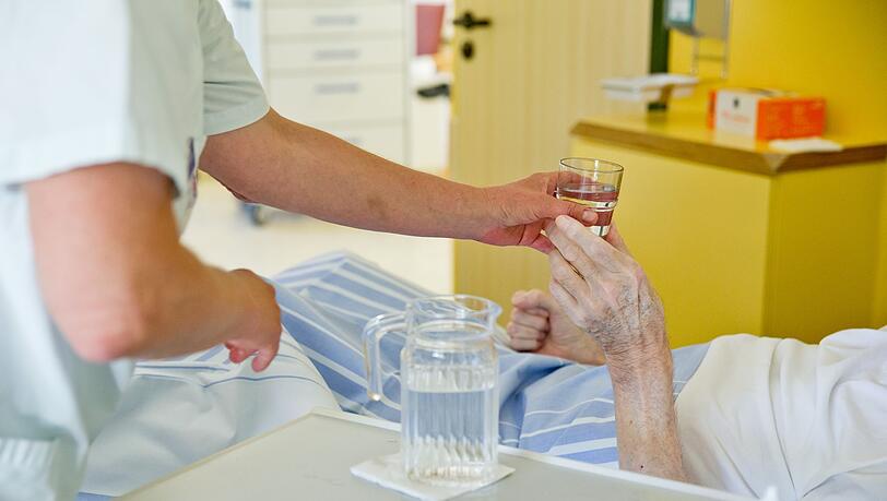 Roboter und digitale Lösungen sollen in der Pflege helfen und dem Personal Freiraum für die Arbeit mit den Patienten schaffen. (Symbolbild) Roboter und digitale Lösungen sollen in der Pflege helfen und dem Personal Freiraum für die Arbeit mit den Patienten schaffen. (Symbolbild)