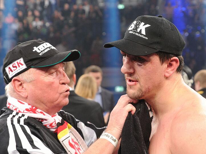 Marco Huck verlor Samstagnacht in der Porsche-Arena Stuttgart nach Punkten gegen Titelverteidiger Alexander Powetkin. Am Ring saß auch der Brite Dereck Chisora. Der 28-Jährige hatte eine Woche zuvor in München für einen Skandal gesorgt. Die Bilder