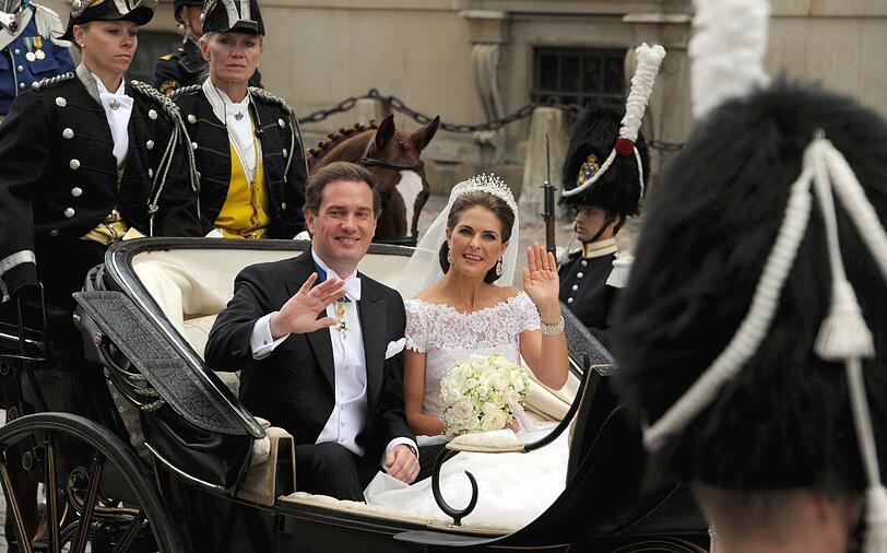 Prinzessin Madeleine und ihr Ehemann Chris O'Neill konnten nach dem Ja-Wort mit 400 Gästen im Königsschloss am Mälarsee feiern &ndash; bis in die Nacht. Die Bilder.