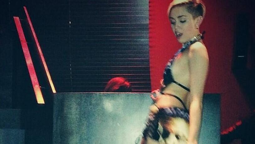 Miley Cyrus feiert ihren 21. Geburtstag in einem Sado-Maso-Kerker! Miley Cyrus feiert ihren 21. Geburtstag in einem Sado-Maso-Kerker!