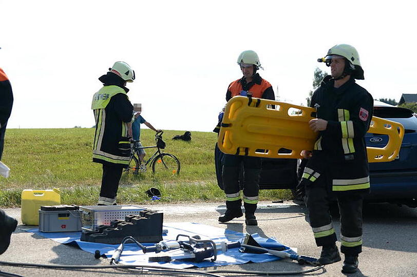 Unfall mit Folgen: Ein 18-Jähriger kam mit seinem Auto von der Straße ab und überschlug sich mehrere Male.