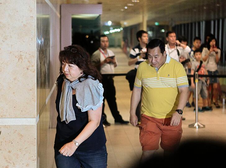 Die Angehörigen der vermissten Passagiere der AirAsia-Maschine hoffen und bangen