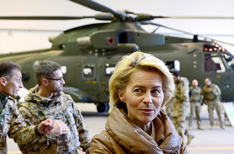 Verteidigungsministerin unter Beschuss: Die Affäre um ihren Doktortitel wird für Ursula von der Leyen immer unangenehmer.