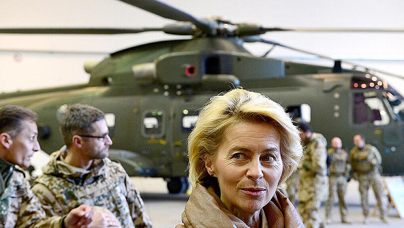 Verteidigungsministerin unter Beschuss: Die Affäre um ihren Doktortitel wird für Ursula von der Leyen immer unangenehmer. Verteidigungsministerin unter Beschuss: Die Affäre um ihren Doktortitel wird für Ursula von der Leyen immer unangenehmer.