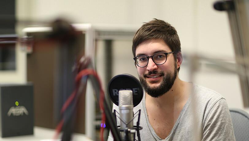 „Wir werden draußen gehört“, sagt AFK M 94.5-Volontär Johannes Vogl – und das soll auch so bleiben. „Wir werden draußen gehört“, sagt AFK M 94.5-Volontär Johannes Vogl – und das soll auch so bleiben.