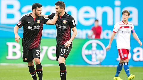Lucas Alario (r.) traf bei seinem Debüt in der Fußball-Bundesliga.