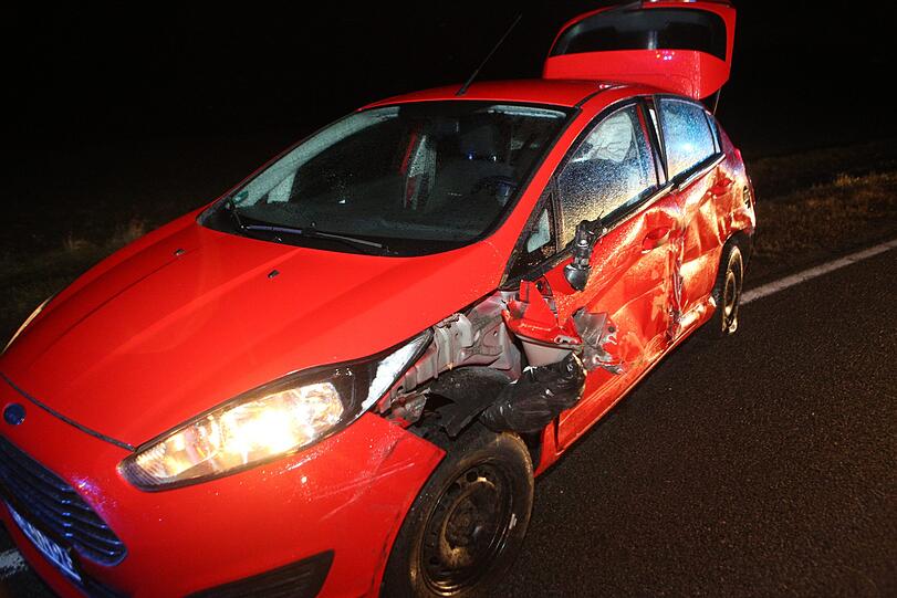 Am Dienstagabend startete ein 26-Tonner eine Amokfahrt und hinterließ eine Spur der Verwüstung. Die Hintergründe sind noch unklar.