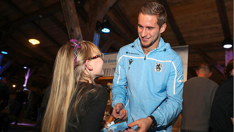 Hiller verteilte zum Dank fleißig Autogramme.