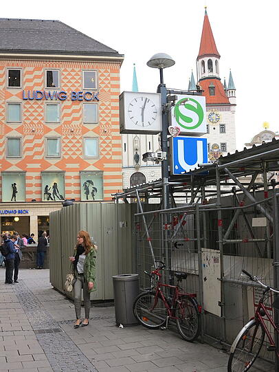 Ein Lebkuchenherzl am S-Bahn-Schild, für AZ-Leser Djordje Matkovic könnte das ein neuer Trend werden.