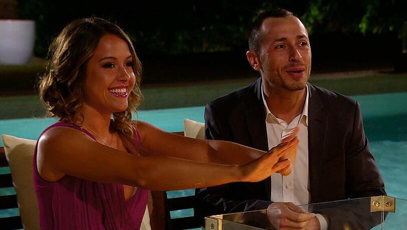 Von Vito, einem sehr guten Freund, erhoffte sich "Bachelorette" Alisa ein wenig Hilfe, um die richtige Entscheidung zu treffen. Von Vito, einem sehr guten Freund, erhoffte sich "Bachelorette" Alisa ein wenig Hilfe, um die richtige Entscheidung zu treffen.
