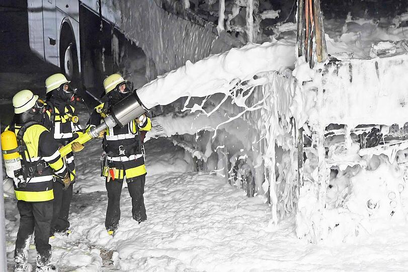 Brennender Reisebus am Mittleren Ring in Giesing: Die Feuerwehr ist mit einem Großaufgebot im Einsatz.