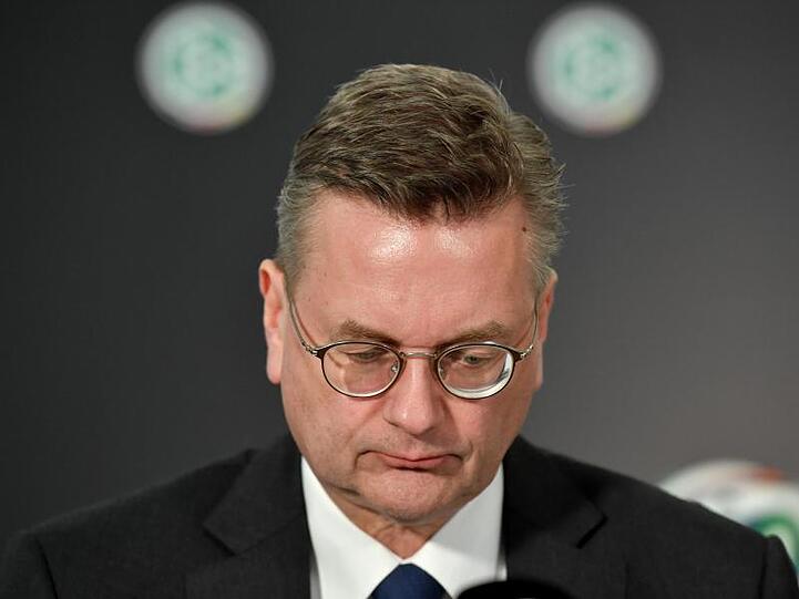 Gibt auch bei der UEFA und FIFA alle Ämter ab: Ex-DFB-Präsident Reinhard Grindel.