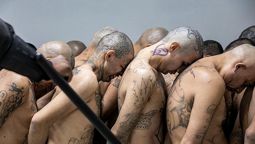 Insassen, die von den Behörden als Bandenmitglieder identifiziert wurden, werden in Tecoluca in das Gefängnis für Terrorismus gebracht. Das Foto wurde von der Pressestelle des Präsidenten von El Salvador zur Verfügung gestellt.