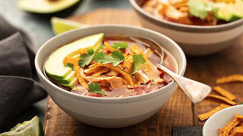 Für gemütliche Tage zuhause: Mexikanische Tortillasuppe.