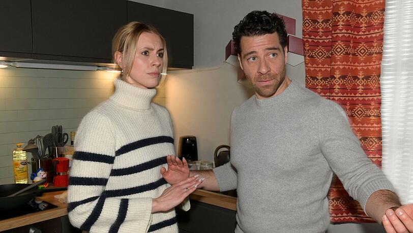 "GZSZ": Carlos (r.) merkt, dass der Krieg mit John und Laura an Zoes (l.) Nerven zehrt.