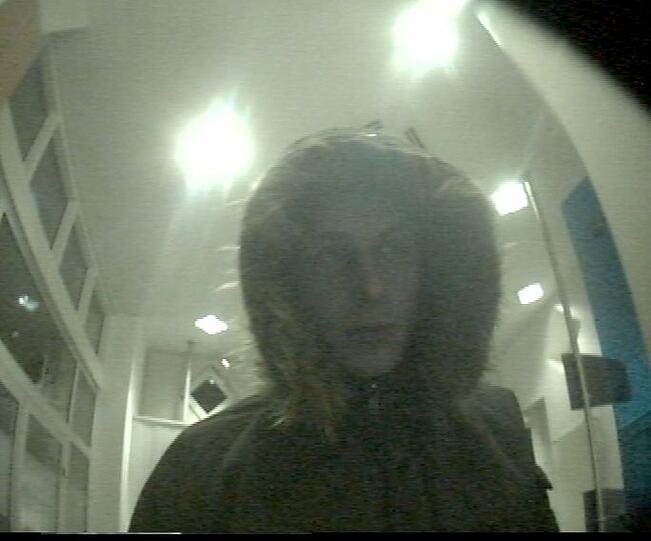Mit diesen Fotos fahndete die Polizei: Ermittlungen in dem Raubmord hatten ergeben, dass es durch unbekannte Täter am 09.01.2012 und 10.01.2012 zu Geldabhebungen vom Konto des Opfers in Coswig (Anhalt), Wittenberg und Potsdam
kam. Am 10.01.2012 wurden die Geldkarten des Opfers in Potsdam und Prenzlau zum Einkaufen genutzt. Gegen drei mutmaßliche Täter sind nun Haftbefehle wegen Raubes mit Todesfolge und Betrugs erlassen worden, sagte Oberstaatsanwalt Christian Preissner am Donnerstag in Dessau.