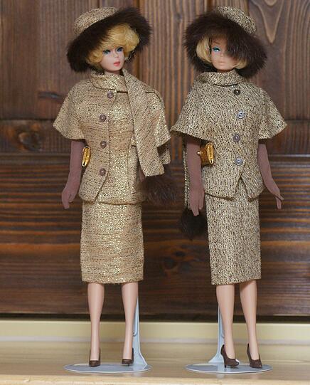 Das linke Kleid ist "Golden Glamour in The Very Rare Gold Version" und sehr selten. Das rechte wurde massenhaft produziert.