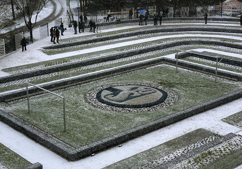 Blau und Weiß über das Leben hinaus: das Schalke Grabfeld.